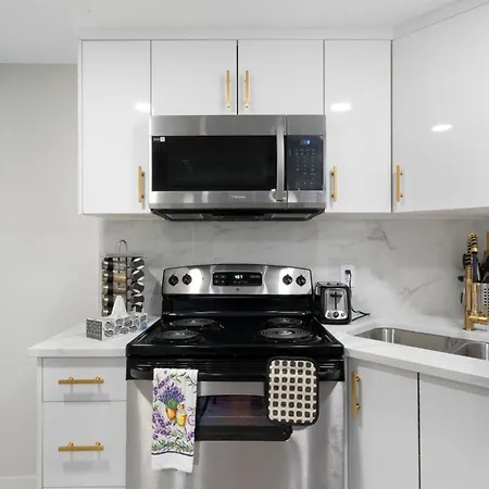 Small Paris Two Bedrooms Basement Suite Calgary Exterior photo