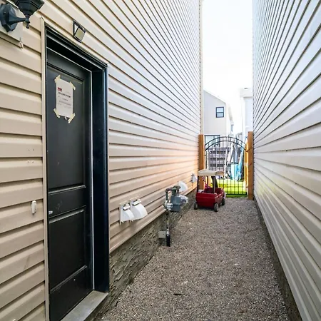 Small Paris Two Bedrooms Basement Suite Calgary Exterior photo